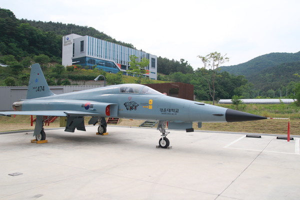 경운대학교에 전시된 F-4 전투기