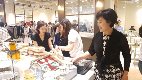 상품설명을 하는 KASA 김혜순 회장